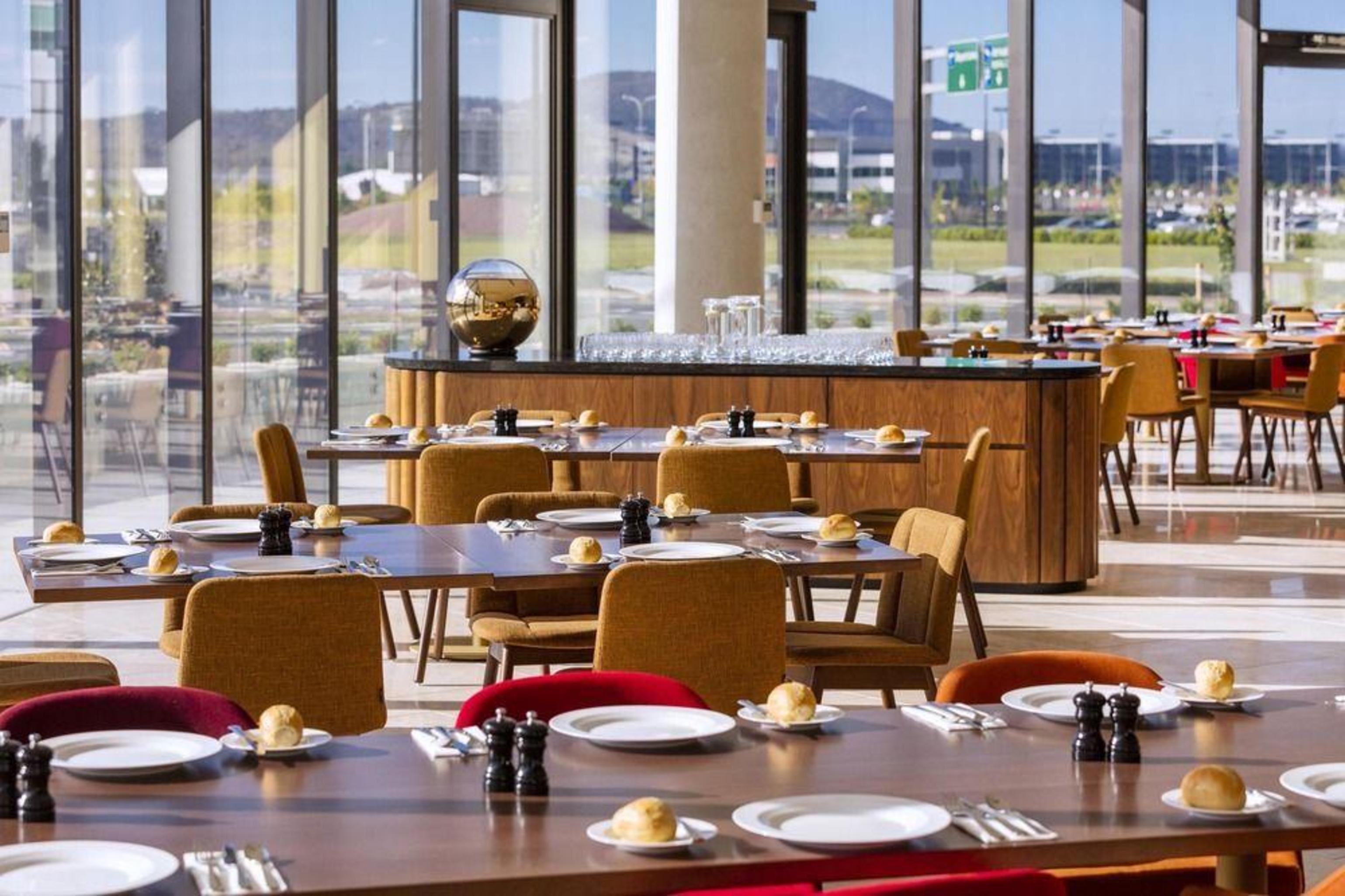 restaurants near vibe hotel canberra